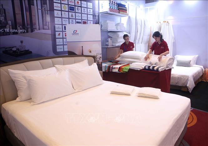 Các vật dụng buồng phòng phục vụ trong các khách sạn được giới thiệu tại hội thảo. Ảnh: Trần Lê Lâm - TTXVN 