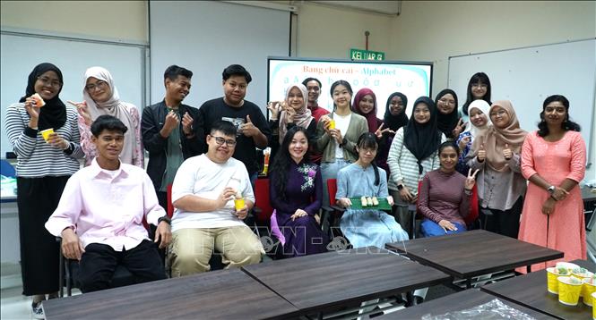 Cô trò lớp tiếng Việt tại trường Đại học Malaya. Ảnh: Hằng Linh-PV TTXVN tại Malaysia