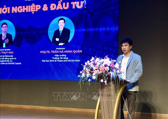 PGS.TS. Bùi Quang Hùng, Phó Giám đốc UEH chia sẻ về chương trình kết nối chuyên gia, doanh nghiệp và cộng đồng khởi nghiệp (startup) tại sự kiện. Ảnh: Mỹ Phương – TTXVN