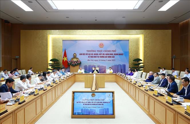 Thủ tướng Phạm Minh Chính chủ trì cuộc làm việc của Thường trực Chính phủ về tình hình thị trường bất động sản. Ảnh: Dương Giang-TTXVN