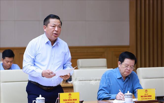 Bộ trưởng Bộ Xây dựng Trần Hồng Minh báo cáo về tình hình thị trường bất động sản. Ảnh: Dương Giang-TTXVN