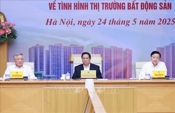 Thủ tướng Phạm Minh Chính chủ trì cuộc làm việc của Thường trực Chính phủ về tình hình thị trường bất động sản. Ảnh: Dương Giang-TTXVN
