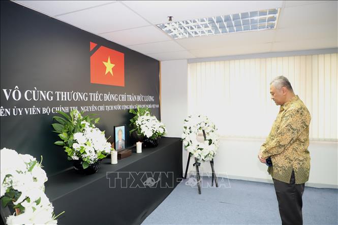 Ông Baskara Pradipta, đại diện Tổng Lãnh sự Indonesia tại Hong Kong viếng nguyên Chủ tịch nước Trần Đức Lương. Ảnh: PV TTXVN tại Hong Kong (Trung Quốc)