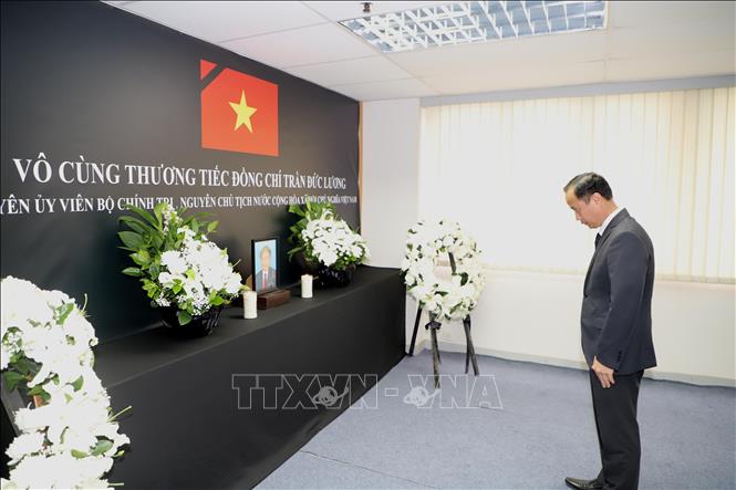 Tổng Lãnh sự Lào tại Hong Kong và Macau Ammala Saenchonghack tại lễ viếng nguyên Chủ tịch nước Trần Đức Lương. Ảnh: PV TTXVN tại Hong Kong (Trung Quốc)