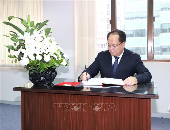 Phó đặc phái viên Bộ Ngoại giao Trung Quốc tại Hong Kong Phan Vân Đông ghi sổ tang nguyên Chủ tịch nước Trần Đức Lương. Ảnh: PV TTXVN tại Hong Kong (Trung Quốc)