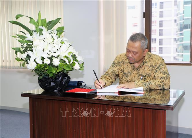 Ông Baskara Pradipta, đại diện Tổng Lãnh sự Indonesia tại Hong Kong ghi sổ tang nguyên Chủ tịch nước Trần Đức Lương. Ảnh: PV TTXVN tại Hong Kong (Trung Quốc)Quốc)