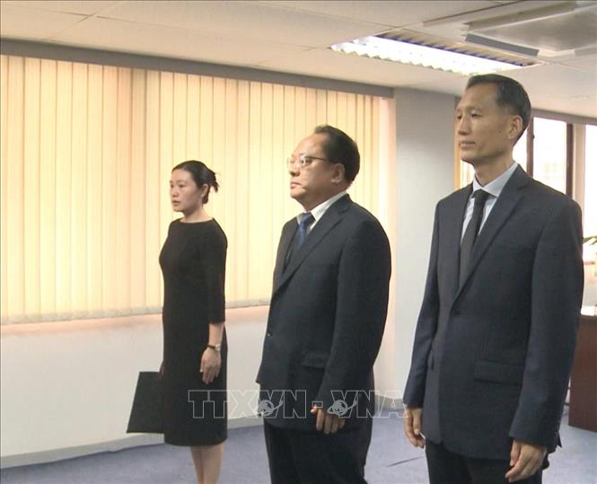 Phó đặc phái viên Bộ Ngoại giao Trung Quốc tại Hong Kong Phan Vân Đông viếng nguyên Chủ tịch nước Trần Đức Lương. Ảnh: PV TTXVN tại Hong Kong (Trung Quốc)