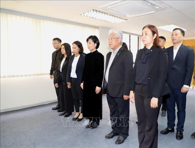 Các cán bộ cơ quan đại diện Việt Nam tại Hong Kong (Trung Quốc) tưởng nhớ nguyên Chủ tịch nước Trần Đức Lương. Ảnh: PV TTXVN tại Hong Kong (Trung Quốc)