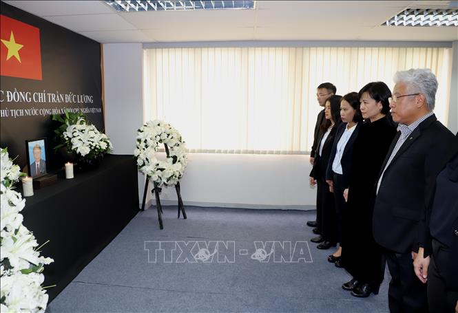 Các cán bộ cơ quan đại diện Việt Nam tại Hong Kong (Trung Quốc) tưởng nhớ nguyên Chủ tịch nước Trần Đức Lương. Ảnh: PV TTXVN tại Hong Kong (Trung Quốc)