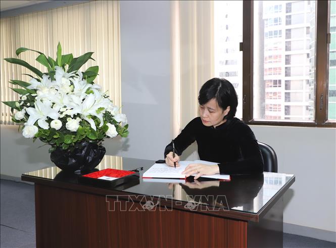 Tổng Lãnh sự Việt Nam tại Hong Kong và Macau Lê Đức Hạnh ghi sổ tang nguyên Chủ tịch nước Trần Đức Lương. Ảnh: PV TTXVN tại Hong Kong (Trung Quốc)