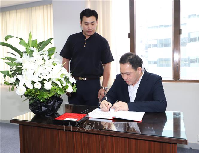 Chủ tịch Hiệp hội người Việt Nam ở nước ngoài tại Ma Cao Dương Trung Đức ghi sổ tang nguyên Chủ tịch nước Trần Đức Lương. Ảnh: PV TTXVN tại Hong Kong (Trung Quốc)

