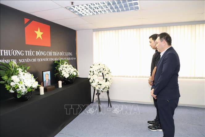 Chủ tịch Hiệp hội người Việt Nam ở nước ngoài tại Macau Dương Trung Đức viếng nguyên Chủ tịch nước Trần Đức Lương. Ảnh: PV TTXVN tại Hong Kong (Trung Quốc)