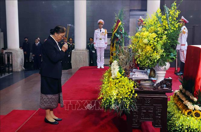 Đoàn đại biểu cấp cao của Đảng Nhân dân Cách mạng Lào do Phó Chủ tịch nước Lào Pany Yathotou dẫn đầu đến viếng nguyên Chủ tịch nước Trần Đức Lương. Ảnh: TTXVN