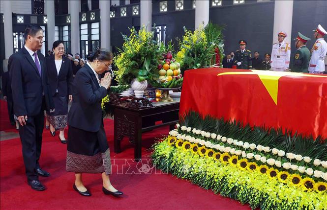 Đoàn đại biểu cấp cao của Đảng Nhân dân Cách mạng Lào do Phó Chủ tịch nước Lào Pany Yathotou dẫn đầu đến viếng nguyên Chủ tịch nước Trần Đức Lương. Ảnh: TTXVN