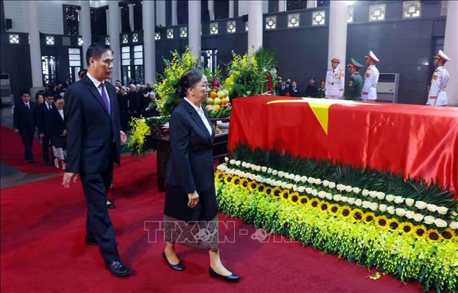 Đoàn đại biểu cấp cao của Đảng Nhân dân Cách mạng Lào do Phó Chủ tịch nước Lào Pany Yathotou dẫn đầu đến viếng nguyên Chủ tịch nước Trần Đức Lương. Ảnh: TTXVN