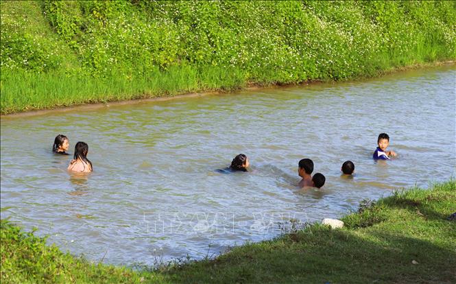Tại nhiều địa phương ở các huyện miền núi của tỉnh Nghệ An, vào dịp Hè thời tiết oi bức, nắng nóng, việc người dân ra sông, suối, kênh mương tắm trở nên khá phổ biến. Ảnh: Xuân Tiến - TTXVN 