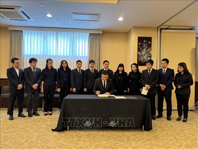 Đại sứ Việt Nam tại Nhật Bản Phạm Quang Hiệu ghi sổ tang tưởng nhớ nguyên Ủy viên Bộ Chính trị, nguyên Chủ tịch nước Trần Đức Lương. Ảnh: Phạm Tuân - PV TTXVN tại Nhật Bản  