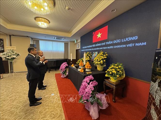 Đại diện cộng đồng Việt Nam tại Nhật Bản, Phó Chủ tịch Liên hiệp hội Việt Nam tại Nhật Bản, ông Phạm Đình Thương, thắp hương tưởng nhớ nguyên Chủ tịch nước Trần Đức Lương. Ảnh: Phạm Tuân - PV TTXVN tại Nhật Bản  