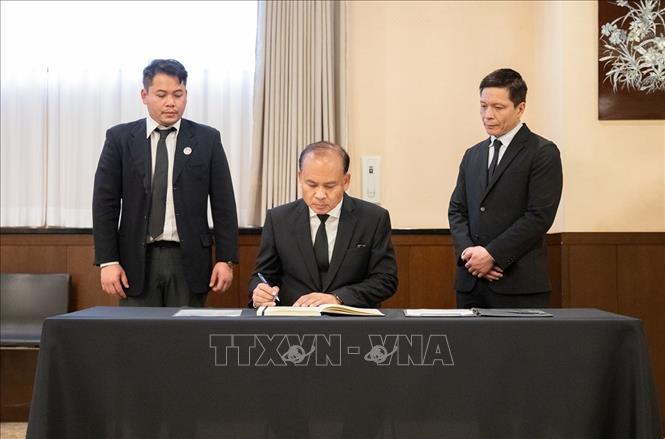 Đại sứ Lào tại Nhật Bản Amphay Kindavong ghi sổ tang bày tỏ sự tiếc thương sâu sắc trước sự ra đi của nguyên Chủ tịch nước Trần Đức Lương. Ảnh: Phạm Tuân - PV TTXVN tại Nhật Bản  