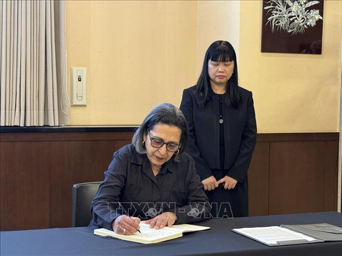 Đại sứ Cuba tại Nhật Bản Gisela Beatriz García Rivera ghi sổ tang ca ngợi sự đóng góp to lớn của nguyên Chủ tịch nước Trần Đức Lương cho quan hệ hữu nghị Việt Nam – Cuba. Ảnh: Phạm Tuân - PV TTXVN tại Nhật Bản  