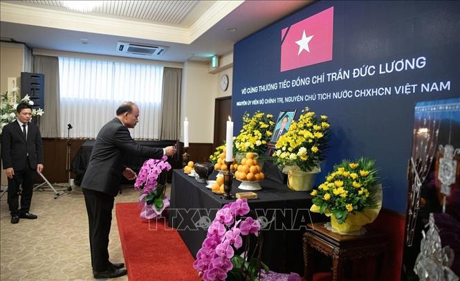 Đại sứ Lào tại Nhật Bản Amphay Kindavong kính cẩn thắp hương tưởng nhớ nguyên Chủ tịch nước Trần Đức Lương. Ảnh: Phạm Tuân - PV TTXVN tại Nhật Bản  