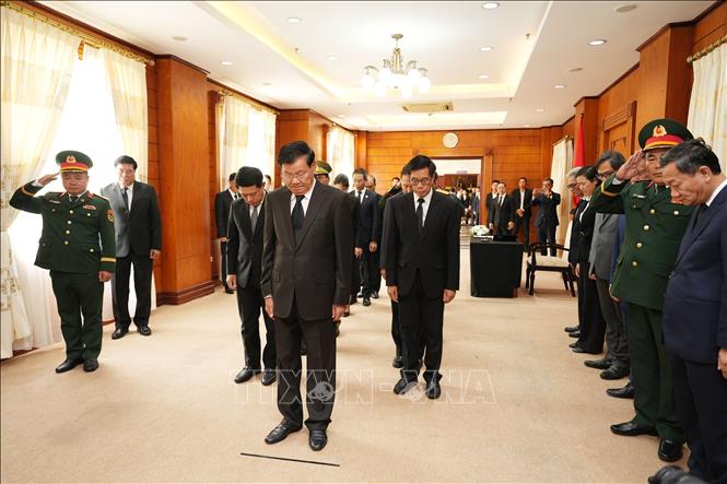 Đoàn đại biểu Đảng, Nhà nước, Quốc hội, Chính phủ và Trung ương Mặt trận Lào xây dựng đất nước viếng nguyên Chủ tịch nước Trần Đức Lương. Ảnh: Xuân Tú - PV TTXVN tại Lào