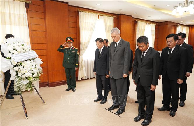 Đoàn đại biểu Hội đồng nhân dân và chính quyền thủ đô Viêng Chăn viếng nguyên Chủ tịch nước Trần Đức Lương. Ảnh: Xuân Tú - PV TTXVN tại Lào