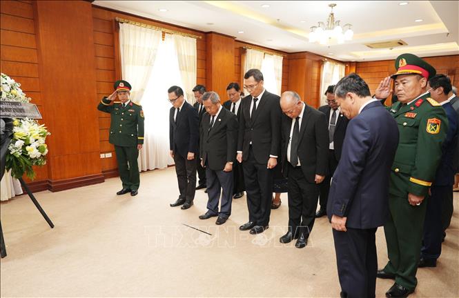 Đoàn đại biểu Bộ Công nghệ và truyền thông Lào viếng nguyên Chủ tịch nước Trần Đức Lương. Ảnh: Xuân Tú - PV TTXVN tại Lào
