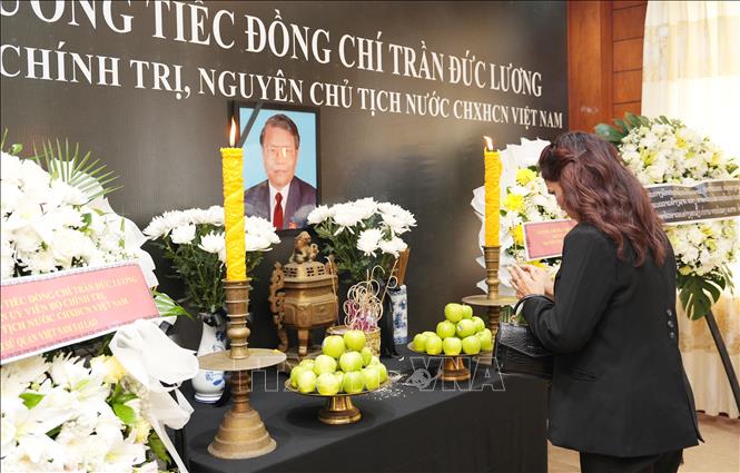 Đại diện Đại sứ quán Timor Leste tại Lào viếng nguyên Chủ tịch nước Trần Đức Lương. Ảnh: Xuân Tú - PV TTXVN tại Lào