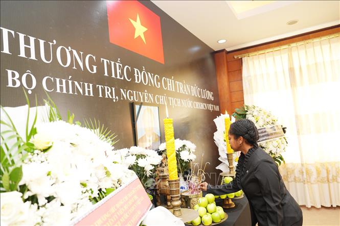 Đại diện Đại sứ quán Hoa Kỳ tại Lào viếng nguyên Chủ tịch nước Trần Đức Lương. Ảnh: Xuân Tú - PV TTXVN tại Lào