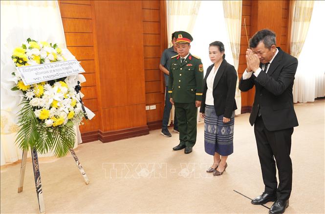 Đoàn đại biểu Bộ Năng lượng và mỏ Lào viếng nguyên Chủ tịch nước Trần Đức Lương. Ảnh: Xuân Tú - PV TTXVN tại Lào