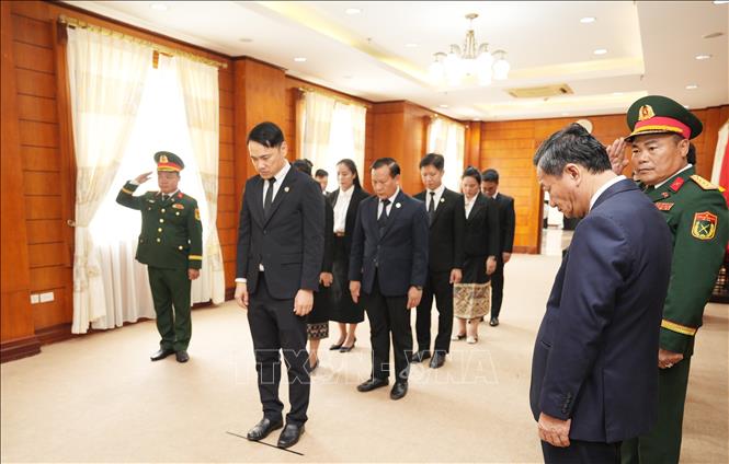 Đoàn đại biểu Ngân hàng nhà nước Lào viếng nguyên Chủ tịch nước Trần Đức Lương. Ảnh: Xuân Tú - PV TTXVN tại Lào