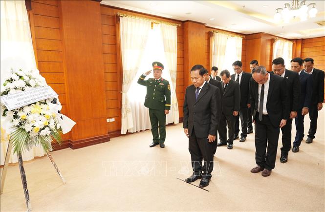 Đoàn đại biểu Trung ương Mặt trận Lào xây dựng đất nước viếng nguyên Chủ tịch nước Trần Đức Lương. Ảnh: Xuân Tú - PV TTXVN tại Lào