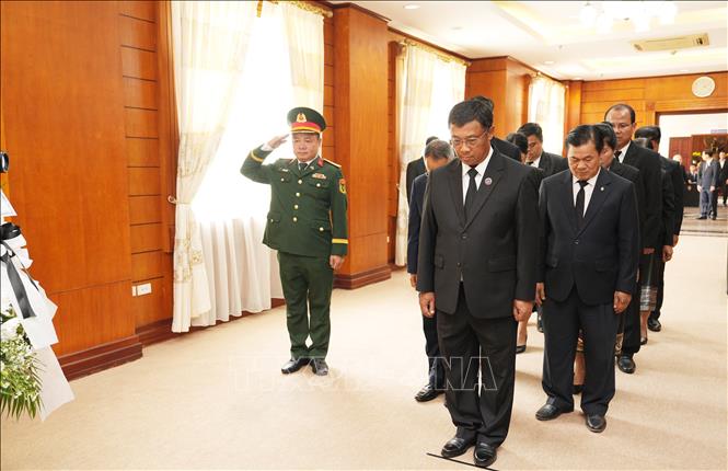 Đoàn đại biểu Ban Thường vụ Quốc hội Lào viếng nguyên Chủ tịch nước Trần Đức Lương. Ảnh: Xuân Tú - PV TTXVN tại Lào