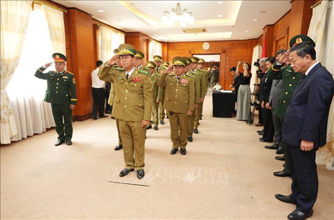 Đoàn đại biểu Bộ Công an Lào viếng nguyên Chủ tịch nước Trần Đức Lương. Ảnh: Xuân Tú - PV TTXVN tại Lào
