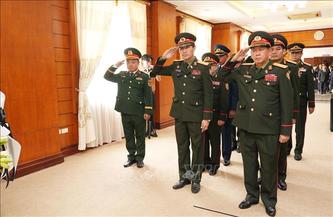 Đoàn đại biểu Bộ Quốc phòng Lào viếng nguyên Chủ tịch nước Trần Đức Lương. Ảnh: Xuân Tú - PV TTXVN tại Lào
