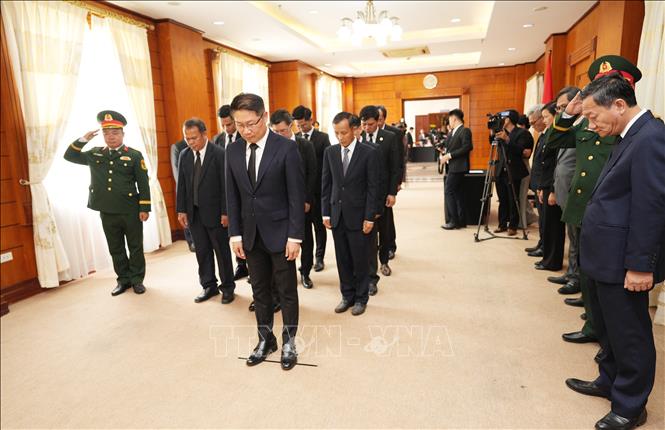 Đoàn đại biểu Ban Đối ngoại Trung ương Lào viếng nguyên Chủ tịch nước Trần Đức Lương. Ảnh: Xuân Tú - PV TTXVN tại Lào