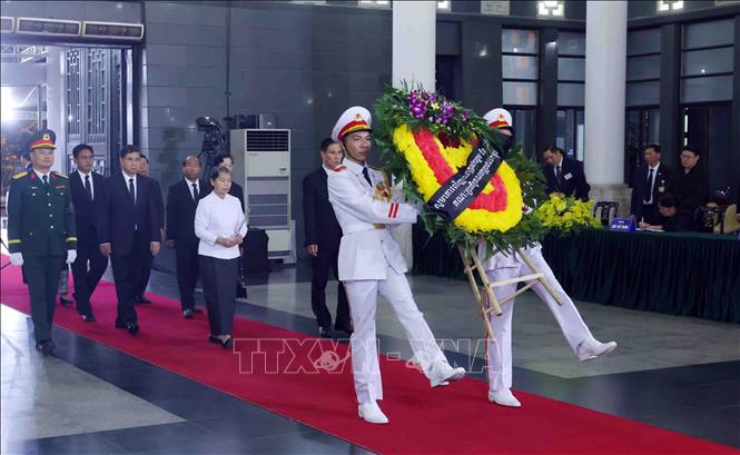 Đoàn đại biểu cấp cao Đảng Nhân dân Campuchia do Phó Chủ tịch Đảng Nhân dân Campuchia, Chủ tịch Hội đồng quốc gia mặt trận đoàn kết phát triển Tổ quốc Campuchia, Chủ tịch Hội Hữu nghị Campuchia - Việt Nam Men Sam An dẫn đầu đến viếng nguyên Chủ tịch nước Trần Đức Lương. Ảnh: TTXVN

