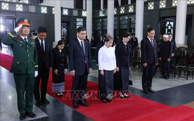 Đoàn đại biểu cấp cao Đảng Nhân dân Campuchia do Phó Chủ tịch Đảng Nhân dân Campuchia, Chủ tịch Hội đồng quốc gia mặt trận đoàn kết phát triển Tổ quốc Campuchia, Chủ tịch Hội Hữu nghị Campuchia - Việt Nam Men Sam An dẫn đầu đến viếng nguyên Chủ tịch nước Trần Đức Lương. Ảnh: TTXVN

