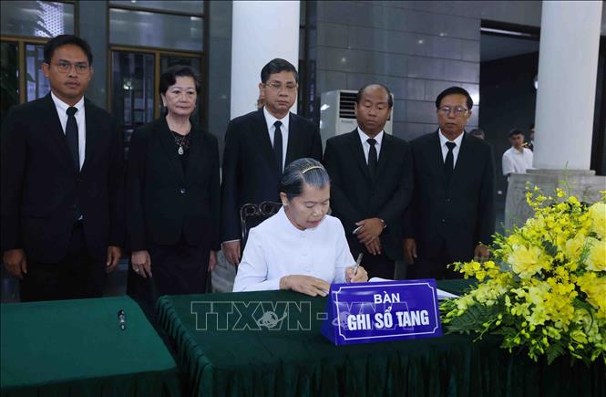 Phó Chủ tịch Đảng Nhân dân Campuchia, Chủ tịch Hội đồng quốc gia mặt trận đoàn kết phát triển Tổ quốc Campuchia, Chủ tịch Hội Hữu nghị Campuchia - Việt Nam Men Sam An ghi sổ tang tại Lễ viếng nguyên Chủ tịch nước Trần Đức Lương. Ảnh: TTXVN