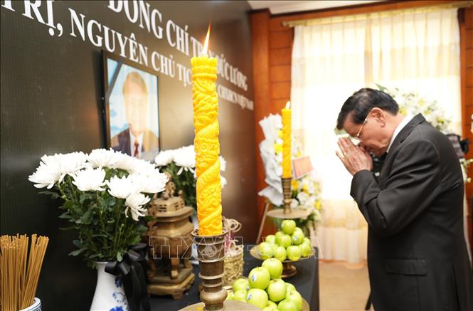 A delegation led by Party General Secretary and President of Laos Thongloun Sisoulith pay tribute to former Vietnamese State President Tran Duc Luong at the Vietnamese Embassy in Vientiane on May 24 afternoon. VNA Photo: Xuân Tú