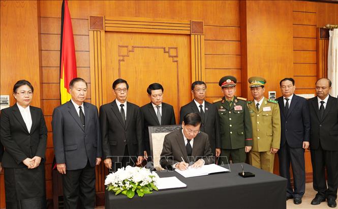 A delegation led by Party General Secretary and President of Laos Thongloun Sisoulith pay tribute to former Vietnamese State President Tran Duc Luong at the Vietnamese Embassy in Vientiane on May 24 afternoon. VNA Photo: Xuân Tú