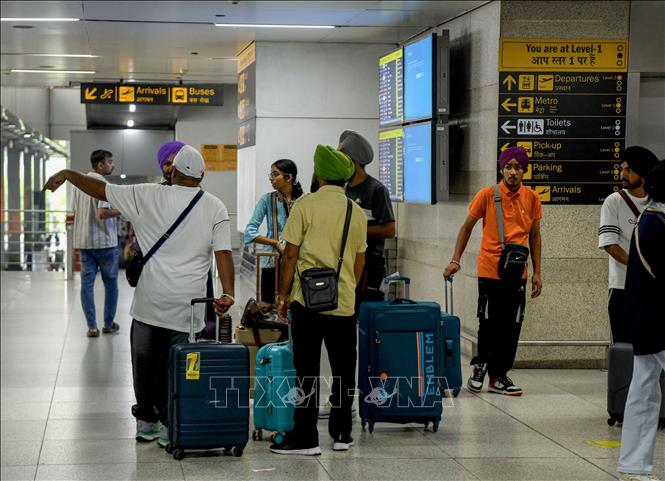 Hành khách tại sân bay quốc tế Indira Gandhi ở New Delhi, Ấn Độ. Ảnh: ANI/TTXVN
