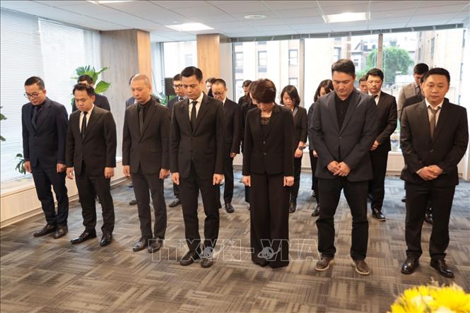 Một phút mặc niệm của thành viên Cơ quan đại diện Việt Nam tại New York, Mỹ. Ảnh: Lê Hoàng - PV TTXVN tại New York