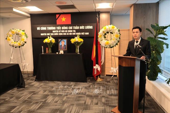Đại sứ Đặng Hoàng Giang chủ trì lễ viếng. Ảnh: Lê Hoàng - PV TTXVN tại New York