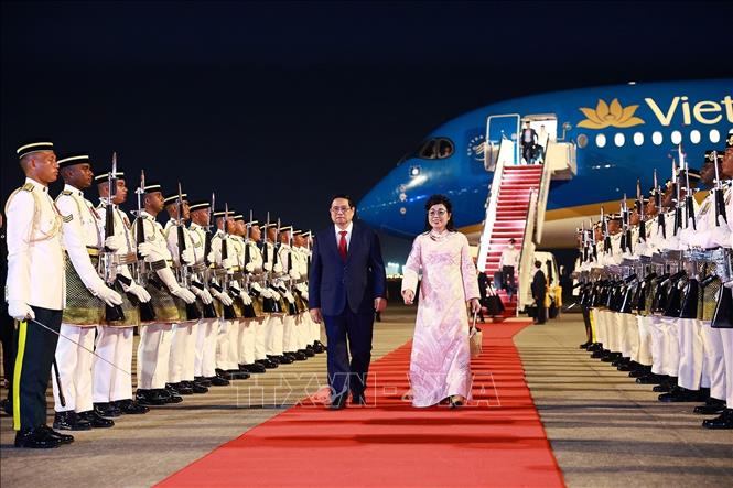 Lễ đón Thủ tướng Phạm Minh Chính và Phu nhân đến thủ đô Kuala Lumpur bắt đầu chuyến thăm chính thức Malaysia và tham dự Hội nghị Cấp cao ASEAN lần thứ 46. Ảnh: Dương Giang - TTXVN 