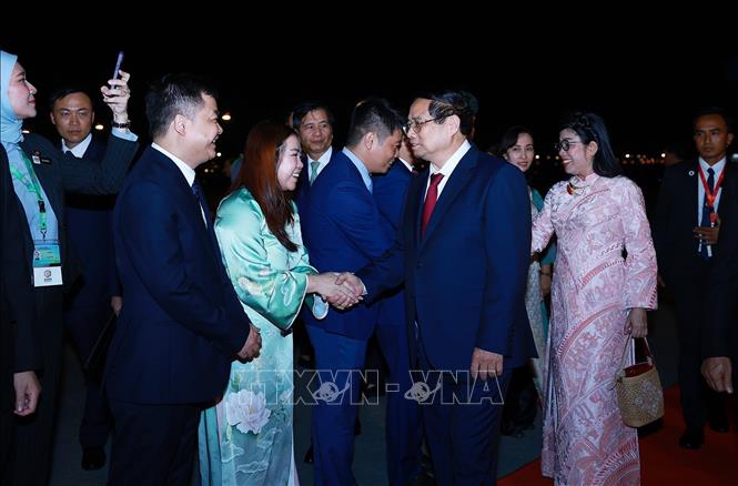 Cán bộ, nhân viên Đại sứ quán Việt Nam tại Malaysia đón Thủ tướng Phạm Minh Chính và Phu nhân sang thăm chính thức Malaysia và tham dự Hội nghị Cấp cao ASEAN lần thứ 46. Ảnh: Dương Giang-TTXVN 
