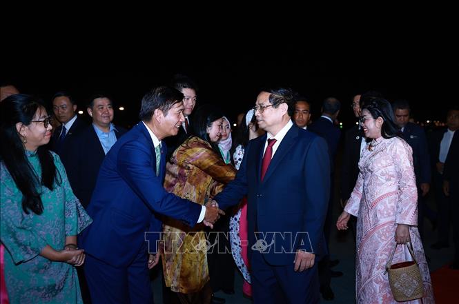 Cán bộ, nhân viên Đại sứ quán Việt Nam tại Malaysia đón Thủ tướng Phạm Minh Chính và Phu nhân sang thăm chính thức Malaysia và tham dự Hội nghị Cấp cao ASEAN lần thứ 46. Ảnh: Dương Giang-TTXVN 
