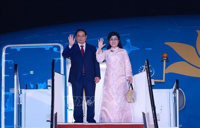Thủ tướng Phạm Minh Chính và Phu nhân đến thủ đô Kuala Lumpur bắt đầu chuyến thăm chính thức Malaysia và tham dự Hội nghị Cấp cao ASEAN lần thứ 46. Ảnh: Dương Giang-TTXVN