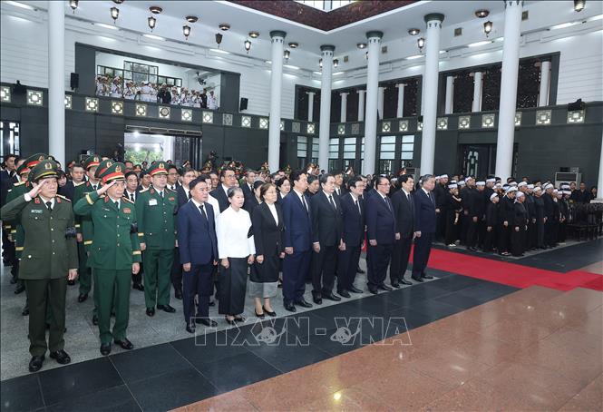 Tổng Bí thư Tô Lâm cùng các đồng chí Lãnh đạo, nguyên Lãnh đạo Đảng, Nhà nước dự Lễ truy điệu nguyên Chủ tịch nước Trần Đức Lương. Ảnh: TTXVN